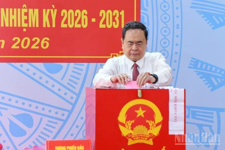 Chủ tịch Quốc hội, Chủ tịch Hội đồng Bầu cử quốc gia Trần Thanh Mẫn thực hiện quyền bầu cử tại Khu vực bỏ phiếu số 14, xã Hóc Môn, Thành phố Hồ Chí Minh. 