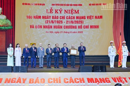 Tổng Bí thư Tô Lâm trao tặng Huân chương Hồ Chí Minh cho đội ngũ những người làm báo cách mạng Việt Nam.