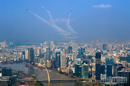 Tác phẩm: Vươn mình; Tác giả: Nguyễn Tiến Anh Tuấn (Hình ảnh biên đội 3 chiếc SU-30MK2 của không quân Việt Nam bay biểu diễn, thả đạn nhiễu rực sáng trên bầu trời Thành phố Hồ Chí Minh trong dịp Lễ kỷ niệm 50 năm Ngày Giải phóng miền nam, thống nhất đất nước, như thể hiện một sức sống mạnh mẽ của dân tộc, khẳng định chủ quyền với bầu trời tự do, sự vươn mình trong kỷ nguyên mới của thành phố mang tên Bác nói riêng và Việt Nam nói chung). 