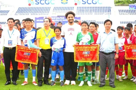 Tuyển thủ quốc gia Nguyễn Xuân Son tham dự lễ khai mạc.