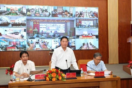 Đồng chí Trần Quốc Nam, Chủ tịch Ủy ban nhân dân tỉnh phát biểu tại cuộc họp.