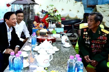 Phó Chủ tịch Quốc hội Nguyễn Khắc Định thăm hỏi, động viên Anh hùng Lực lượng vũ trang nhân dân Nguyễn Đức Quân, tỉnh Khánh Hòa.