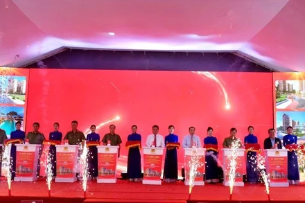 Các đại biểu bấm nút khởi công dự án nhà ở cho lực lượng Công an nhân dân tại Khánh Hòa.