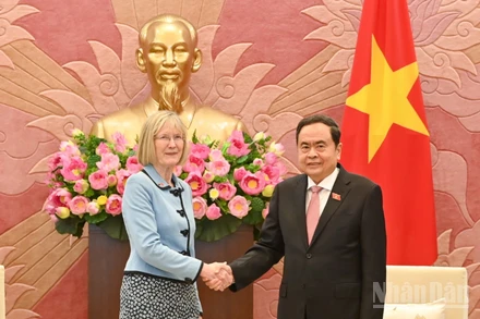 Chủ tịch Quốc hội Trần Thanh Mẫn và Đại sứ Australia Gillian Bird.