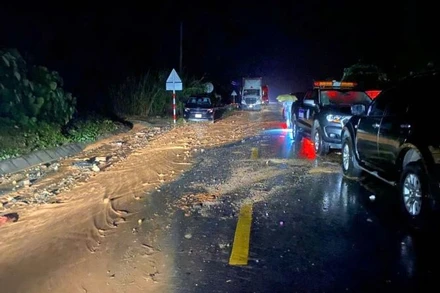 Sạt lở đất gây tai nạn nghiêm trọng tại đèo Khánh Lê (Khánh Hòa).