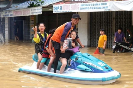 Người dân được lực lượng chức năng đưa đến nơi an toàn tại phường Tây Nha Trang.