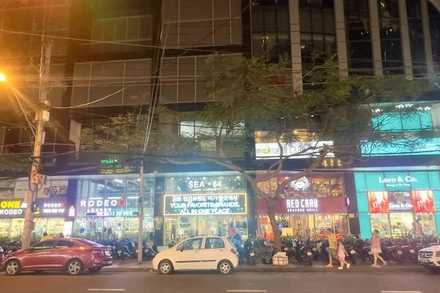 Trung tâm thương mại Panorama số 2 Nguyễn Thị Minh Khai với hàng chục cửa hàng bán hàng "fake" được bày bán công khai. 