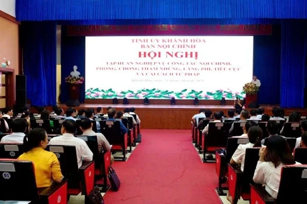 Toàn cảnh Hội nghị tập huấn công tác nội chính, phòng chống tham nhũng, lãng phí, tiêu cực và cải cách tư pháp năm 2025 tại Khánh Hòa.