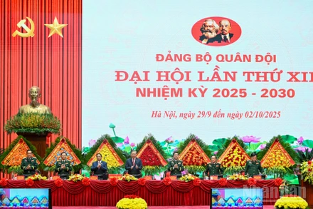 Tổng Bí thư Tô Lâm, Bí thư Quân ủy Trung ương và các đồng chí trong Đoàn Chủ tịch điều hành Đại hội.