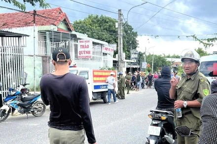 Cảnh sát có mặt tại hiện trường điều tra nguyên nhân vụ việc.