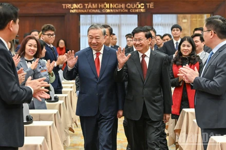 Tổng Bí thư Tô Lâm và Tổng Bí thư, Chủ tịch nước Lào Thongloun Sisoulith dự hội nghị Hội nghị thông báo kết quả Đại hội đại biểu toàn quốc lần thứ XII Đảng Nhân dân cách mạng Lào. (Ảnh: DUY LINH)