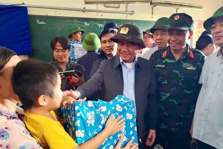 Tại điểm ngập sâu xã Diên Điền, Thường trực Ban Bí thư Trần Cẩm Tú ân cần thăm hỏi các hộ dân tại nơi tránh lũ tập trung và tặng quà cho người dân tránh lũ.