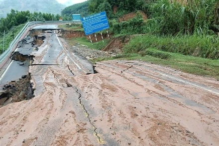 Đèo Khánh Lê xuất hiện điểm sạt lở, sụt lún mới với độ sâu khoảng 5m, gây chia cắt hoàn toàn đường đèo từ Km36+600 đến Km36+700.