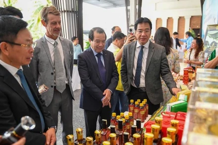 Các đại biểu tham quan gian hàng đặc sản tỉnh Khánh Hòa trước khi vào hội thảo.