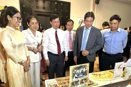 Các đại biểu tỉnh Khánh Hòa tham quan các gian hàng của tỉnh Đắk Lắk.