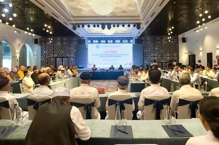 Toàn cảnh buổi gặp mặt các chức sắc, chức việc đại diện các tổ chức tôn giáo tại Khánh Hòa.