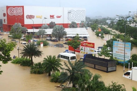 Khu vực quanh siêu thị GO! ngập lụt nghiêm trọng hàng trăm ô tô bị ngập trong nước.
