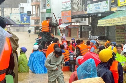 Người dân đợi lực lượng chức năng cứu người thân từ vũng lũ ra tại đường 23/10 phường Tây Nha Trang.