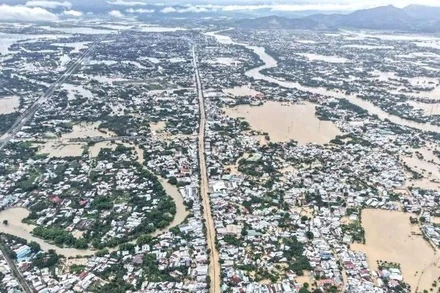 Lũ chồng lũ khiến khu vực phía tây tỉnh Khánh Hòa bị ngập sâu.