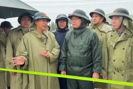 Phó Thủ tướng Hồ Quốc Dũng chỉ đạo công tác ứng phó mưa lũ tại xã Diên Điền, tỉnh Khánh Hòa.