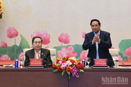 Bí thư Đảng ủy Chính phủ, Thủ tướng Chính phủ Phạm Minh Chính và Bí thư Đảng ủy Quốc hội, Chủ tịch Quốc hội Trần Thanh Mẫn đồng chủ trì hội nghị. (Ảnh: DUY LINH)
