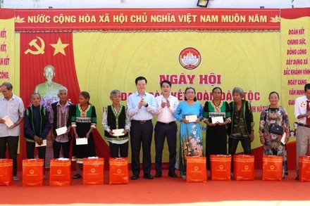 Phó Thủ tướng Mai Văn Chính và lãnh đạo tỉnh Khánh Hòa tặng quà cho liên khu dân cư, các hộ gia đình tiêu biểu tại xã Bắc Khánh Vĩnh.