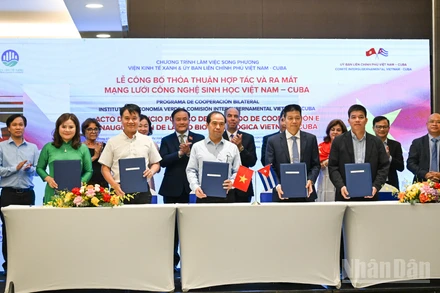 Lễ ký kết thỏa thuận hợp tác giữa Viện Kinh tế xanh và nhóm đối tác Việt Nam.