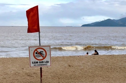 Cảnh báo du khách tắm biển trong mùa mưa bão tại Nha Trang.
