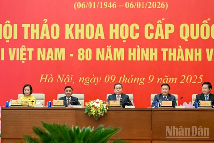 Chủ tịch Quốc hội Trần Thanh Mẫn, Thường trực Ban Bí thư Trần Cẩm Tú và các đồng chí lãnh đạo chủ trì hội thảo.