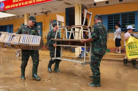 Các chiến sĩ bộ đội dọn dẹp tại Trường tiểu học Diên An 1 (Khánh Hòa) giúp nhà trường sớm ổn định dạy và học.