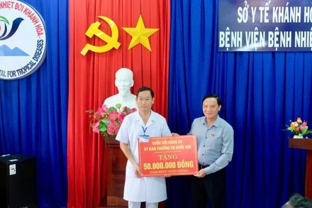 Đồng chí Nguyễn Khắc Định trao 50 triệu đồng cho bệnh nhân và Bệnh viện Bệnh nhiệt đới Khánh Hòa.