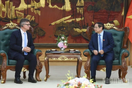 Thủ tướng Phạm Minh Chính tiếp ông Antoine Colin, Phó Chủ tịch cấp cao, phụ trách toàn cầu về chuyển đổi số và chuỗi cung ứng của Tập đoàn HP (Hoa Kỳ).