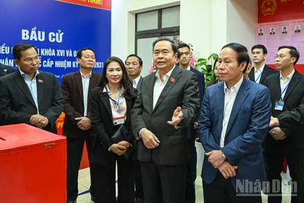 Chủ tịch Quốc hội Trần Thanh Mẫn, Chủ tịch Hội đồng Bầu cử Quốc gia kiểm tra công tác bầu cử tại phường Hải An, thành phố Hải Phòng. (Ảnh: DUY LINH) 