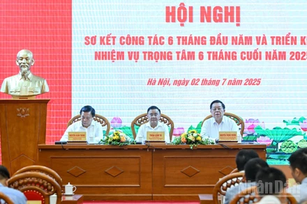 Thường trực Ban Bí thư Trần Cẩm Tú cùng các đồng chí lãnh đạo chủ trì hội nghị.