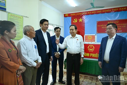 Chủ tịch Quốc hội, Chủ tịch Hội đồng Bầu cử Quốc gia Trần Thanh Mẫn kiểm tra công tác bầu cử tại khu vực bỏ phiếu xóm Phúc Long, xã Hưng Nguyên, tỉnh Nghệ An. (Ảnh: DUY LINH)