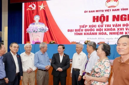 Đồng chí Nguyễn Khắc Định trao đổi với cử tri về các vấn đề cử tri quan tâm.