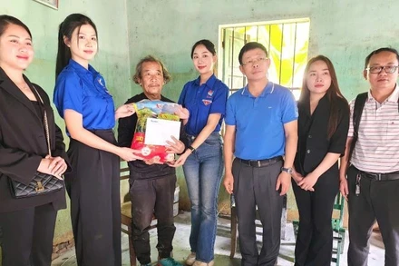 Đoàn công tác của Báo Tiền Phong đã trao phần quà gồm 10kg gạo và 5 triệu đồng tiền mặt cho mỗi hộ dân thuộc diện thiệt hại nặng tại phường Tây Nha Trang.