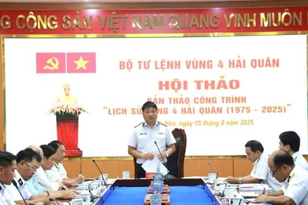 Đồng chí Thượng tá Bùi Xuân Bình, Bí Thư Đảng ủy, Chính ủy Vùng 4 Hải quân phát biểu tại Hội thảo. 