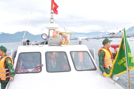 Bộ đội Biên phòng tỉnh Khánh Hòa hướng dẫn tàu thuyền di chuyển vào nơi tránh trú an toàn.
