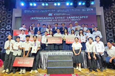 Các đội đoạt giải tại Cuộc thi Thiết kế quốc tế lần thứ 4 tại Khánh Hòa.