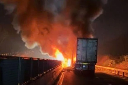 Tai nạn liên hoàn khiến 3 xe ô-tô bốc cháy tại Cao tốc Vân Phong-Nha Trang. (Ảnh: THÀNH LONG)