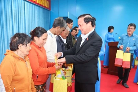 Phó Chủ tịch Quốc hội trao quà cho các hộ nghèo và cận nghèo xã Diên Điền, tỉnh Khánh Hòa.