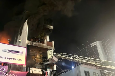 Căn nhà số 153 đường Thái Nguyên, 4 tầng cháy đen, khói bốc nghi ngút.