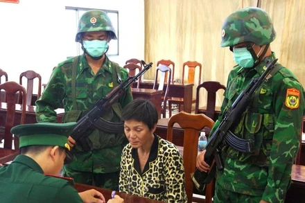 Đồn Biên phòng Cửa khẩu cảng Nha Trang lấy lời khai của đối tượng Lưu Thị Thu Cúc .