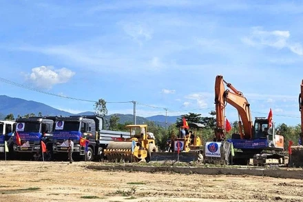 Máy móc, thiết bị được tập kết để khởi công và thi công Dự án khu công nghiệp Dốc Đá Trắng, tỉnh Khánh Hòa.