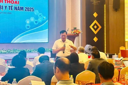 Ông Đỗ Xuân Tuyên, Thứ trưởng Thường trực Y tế trả lời những câu hỏi của doanh nghiệp tại hội nghị.