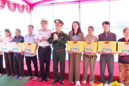 Thiếu tướng Trần Minh Trọng, Phó Chính ủy Quân khu 5 và Chuẩn Đô đốc Phạm Minh Tuấn, Phó Tư lệnh Quân chủng Hải quân trao bảng tượng trưng bàn giao nhà cho 10 gia đình bị thiệt hại do mưa lũ tại Khánh Hòa.