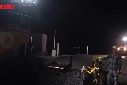 [Video] Xuyên đêm thi công trên cao tốc Cần Thơ – Cà Mau