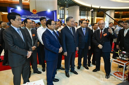 Tổng Bí thư Tô Lâm cùng các đồng chí lãnh đạo Đảng, Nhà nước và các đại biểu tham quan gian trưng bày thành tựu trong lĩnh vực giáo dục, y tế.