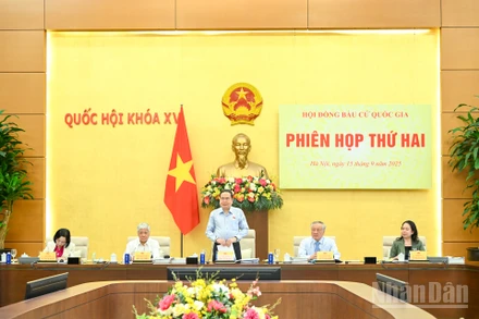 Chủ tịch Quốc hội Trần Thanh Mẫn, Chủ tịch Hội đồng Bầu cử quốc gia và các Phó Chủ tịch Hội đồng Bầu cử quốc gia chủ trì phiên họp.